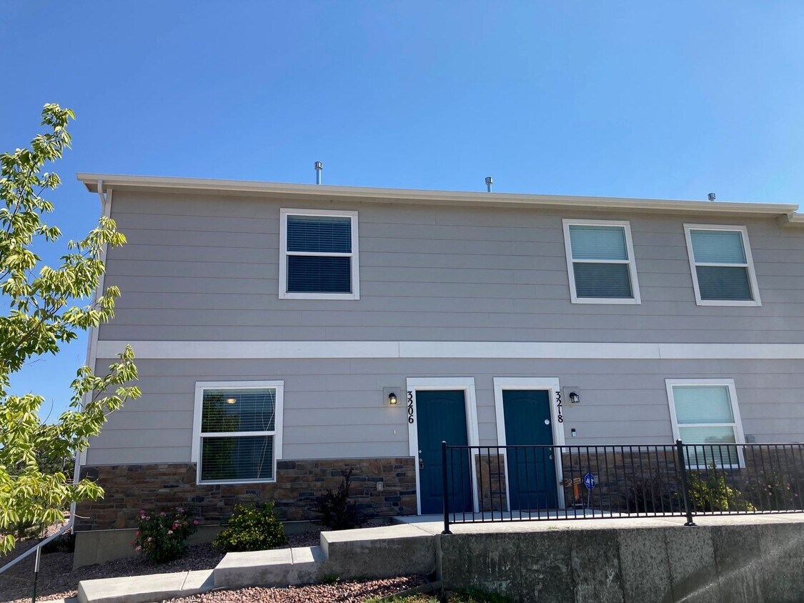 Foto principal - 3 Bed 2.5 Bath 2 Story Townhome with AC