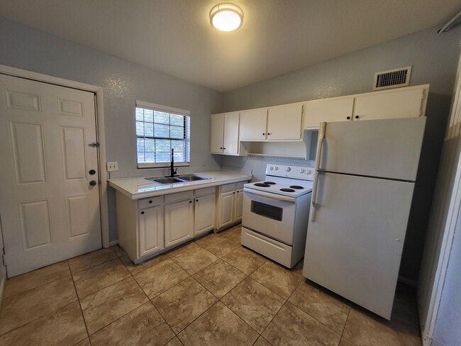 Building Photo - 2648 Dellwood Ave