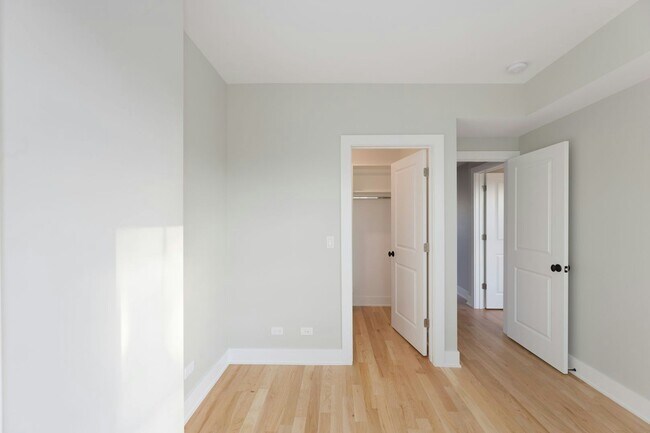Foto del edificio - 2457 W Logan Blvd