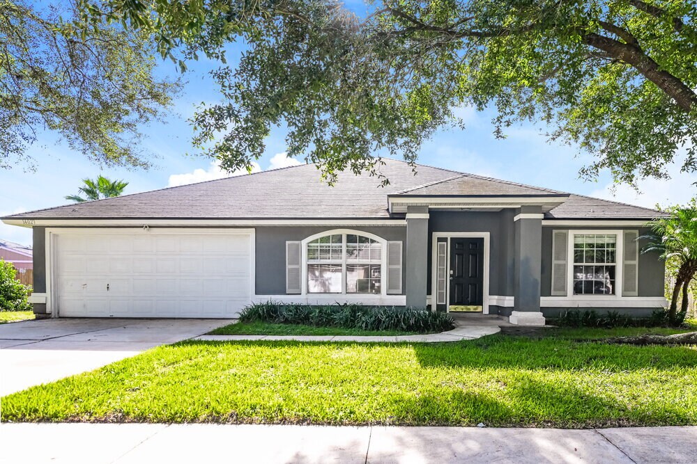 Foto principal - 14027 Crestwick Dr W