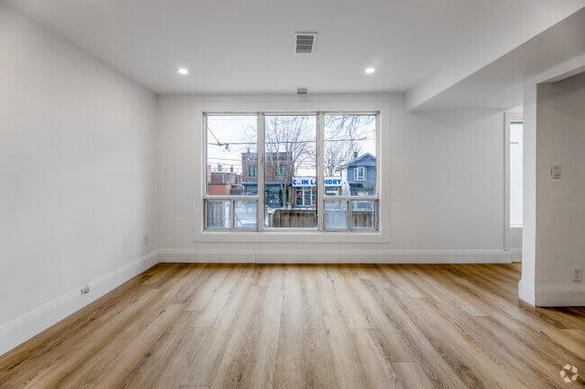 2BR, 1BA - 570SF - Living Room - 1252 Davenport Rd