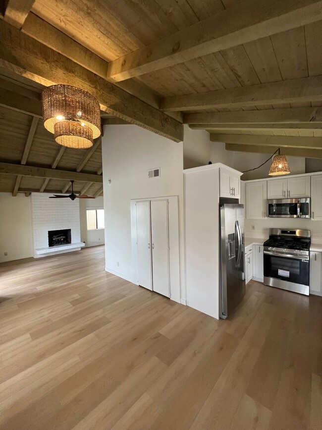 Building Photo - Coastal Living | 4 Bed Upper Unit Near Bal...