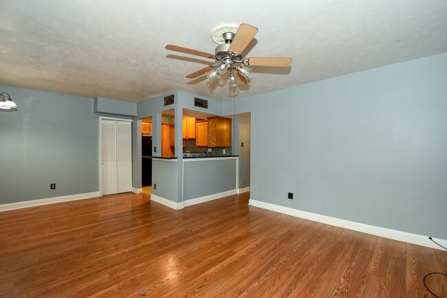Building Photo - NICE 2 BEDROOM 1.5 BATH CONDO IN GREENWAY PLAZA