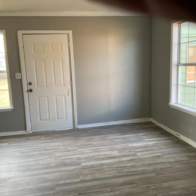 Building Photo - 3 Bedroom 1 Bath home Call today for Move in Special