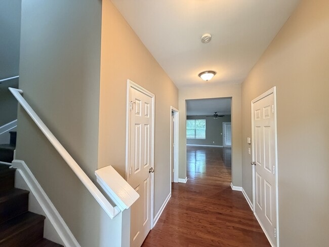 Building Photo - 3329 Fernview Dr