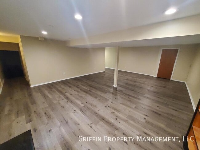 Building Photo - 1411 Golf Course Dr
