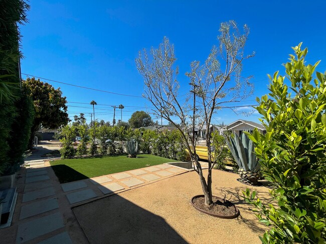 Building Photo - 958 Camulos St