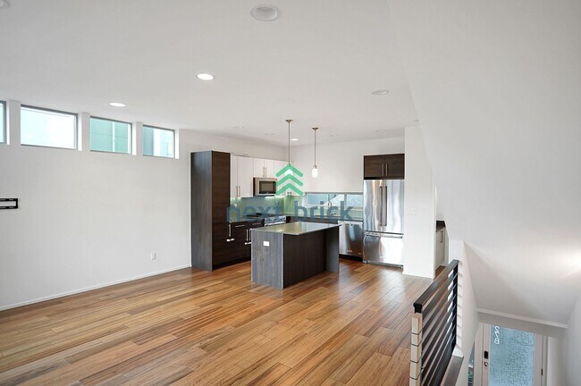 Building Photo - 3 BED & 2.5 BATH TOWNHOUSE FOR RENT