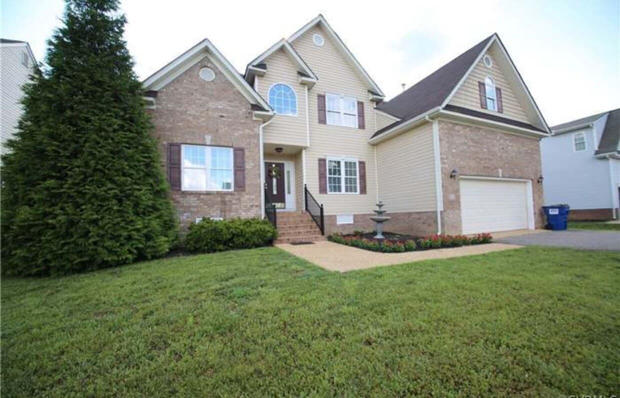 Primary Photo - Spacious 5 Bed / 2.5 Bath house with large...