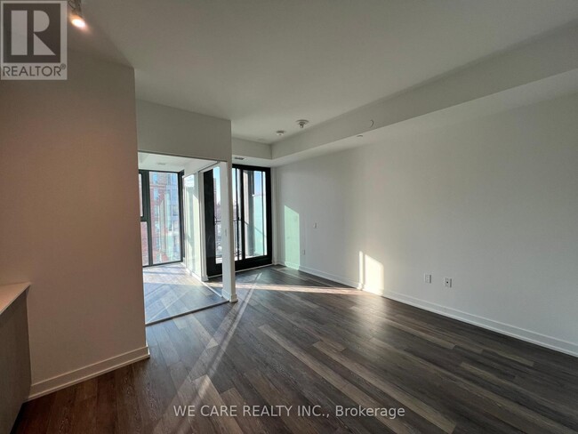 Photo du bâtiment - 250-250 Lawrence Ave W