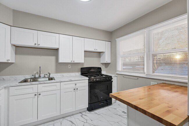 Foto del edificio - 9725 Medford Dr