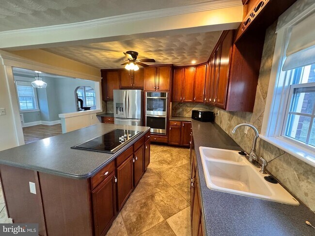 Foto del edificio - 1558 Zachary Taylor Hwy