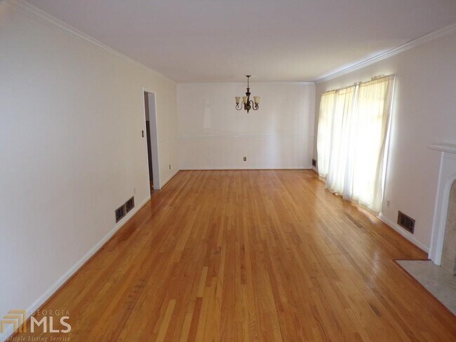 Building Photo - 257 Chalmers Dr NW