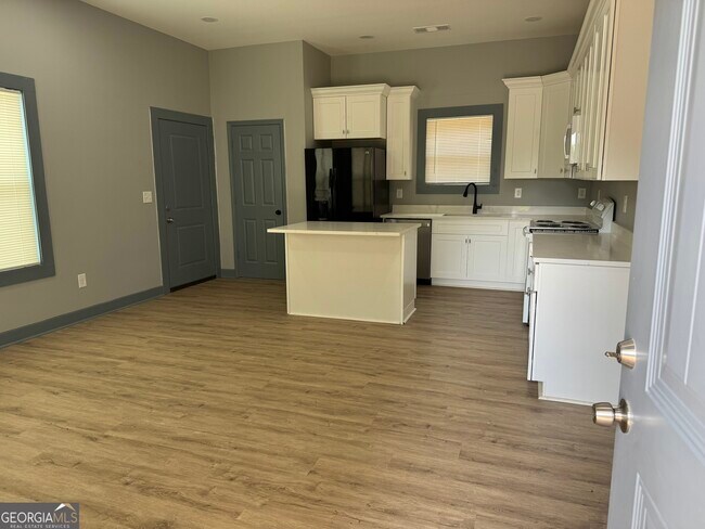 Foto del edificio - 1555 W Poplar St