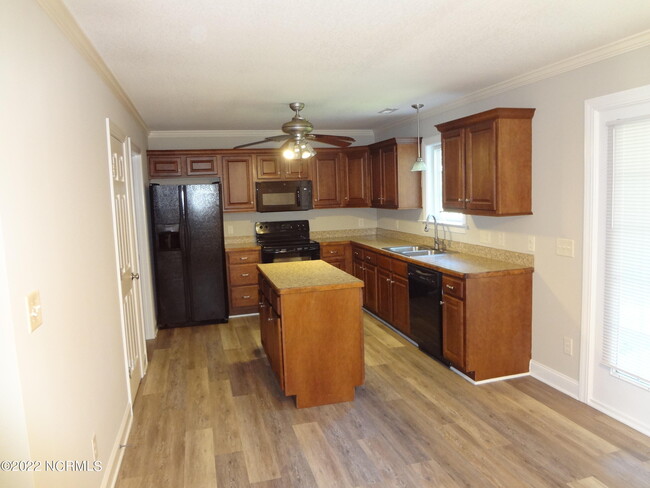Building Photo - 205 S Pointe Dr