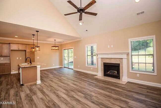 Building Photo - Knoxville 37931 - 4 bedroom 3.5 bath - call Howard Grower 865-705-0969