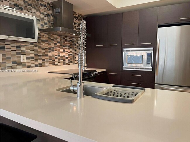 Foto del edificio - 250 Sunny Isles Blvd