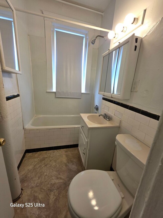 Building Photo - No Brokers Fee, No Security Deposit, Heat,...