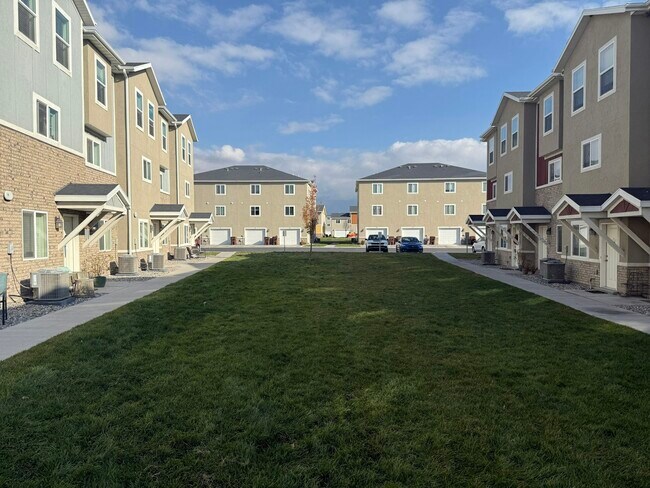 Foto del edificio - 98 E 670 N St