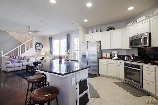 Building Photo - Gorgeous Home in a Gated Community with Pool!