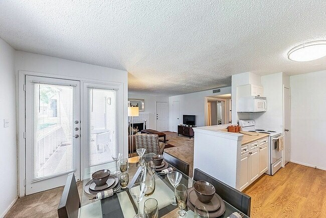 Área de comedor - Arbor Creek Apartments