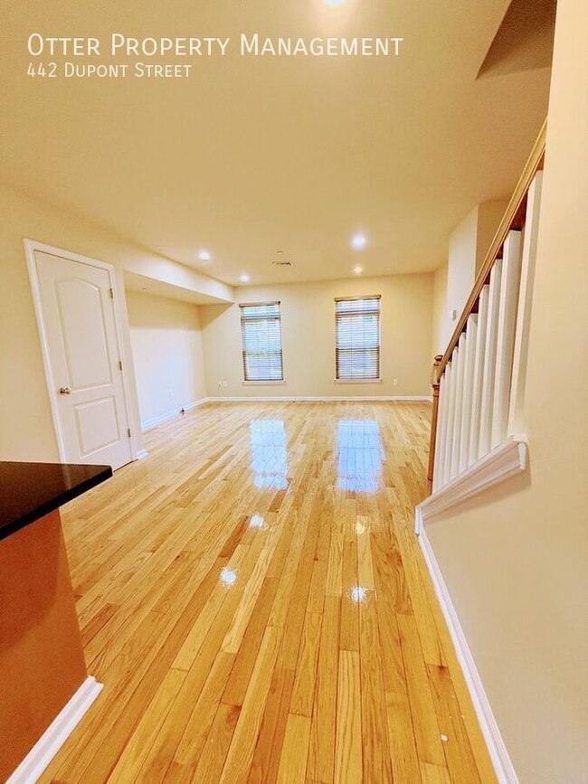 Foto del edificio - 442 Dupont St
