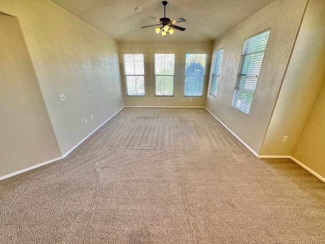 Foto del edificio - BRIGHT 3 BEDROOM CONDO WITH BALCONY IN COM...