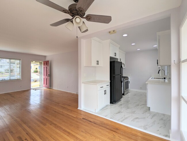 Building Photo - 432 E Fernfield Dr