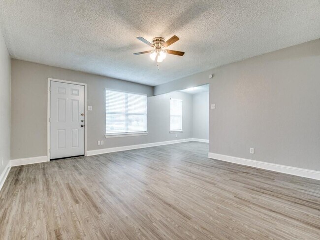Building Photo - 3032 Tudor Ln