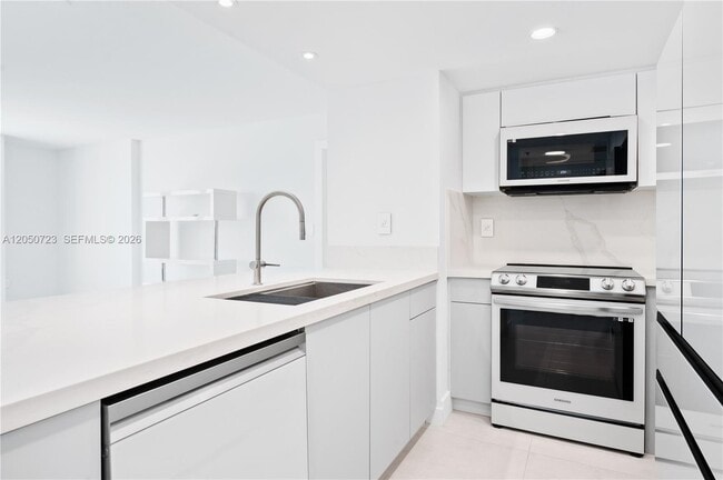 Building Photo - 540 Brickell Key Dr