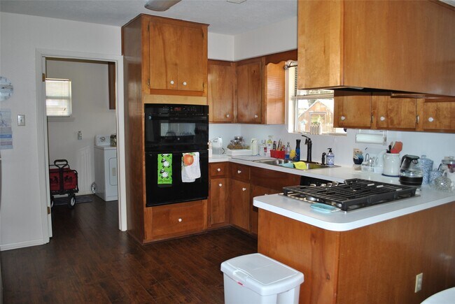 Building Photo - 401 Laurel Dr