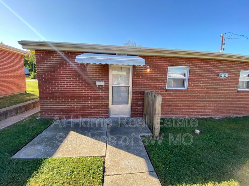 Primary Photo - 1832 S Sieger Dr
