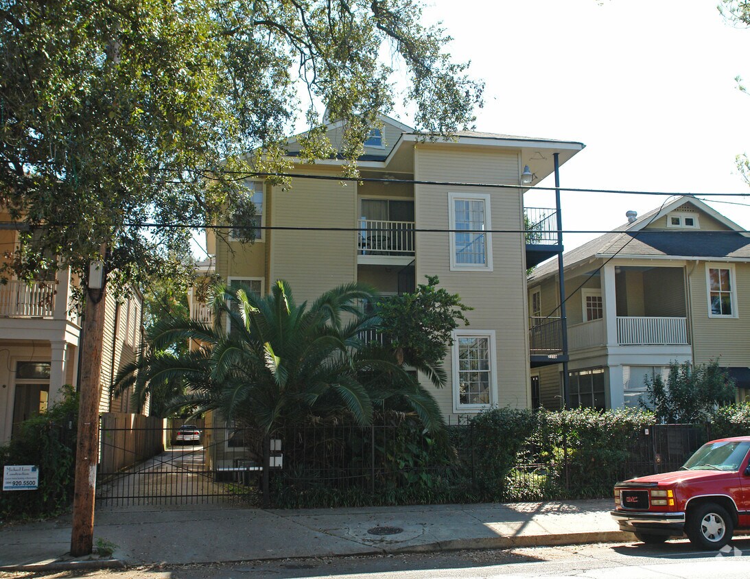 Building Photo - 2338 Magazine St