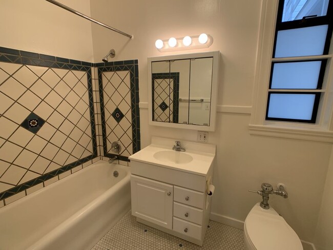 Foto del edificio - 1700 Beach Street 107