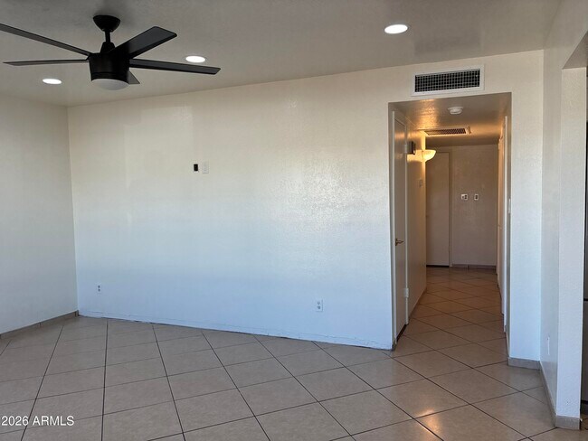 Foto del edificio - 8819 W Roma Ave