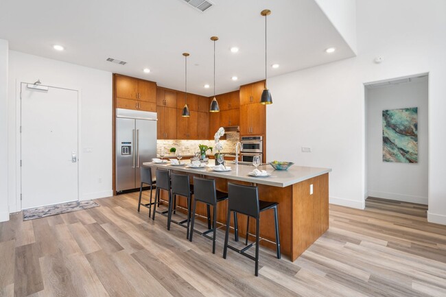 Foto del edificio - Gorgeous penthouse condo in East Industrial neighborhood – Fremont!