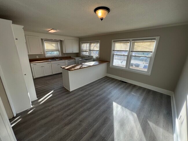 Building Photo - 210 Belmarc Dr