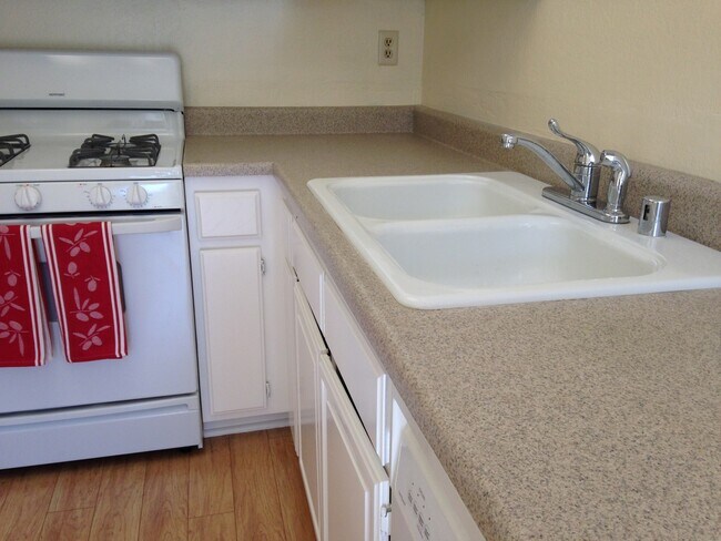 Building Photo - Lovely 2 Bedroom / 1 Bath Columbia Square ...