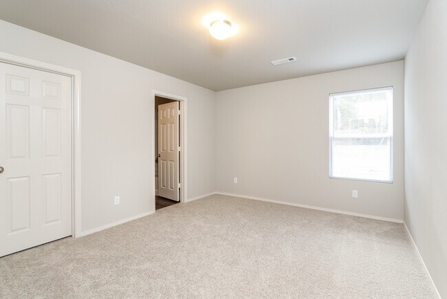 Building Photo - 2048 Bentwood Dr
