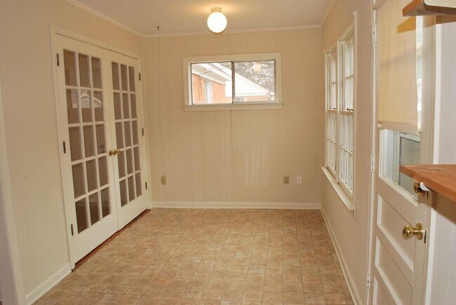 Building Photo - 3 bedroom 1 bathroom i near University of ...