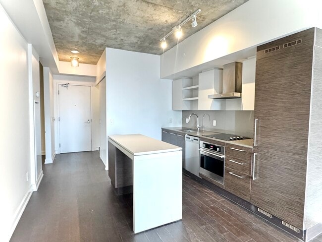 Photo du bâtiment - 1030 King St W