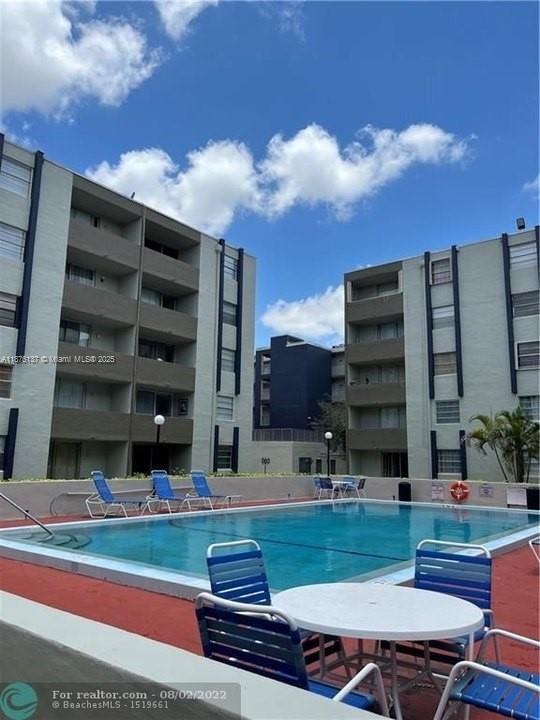 Foto del edificio - 10000 NW 80th Ct