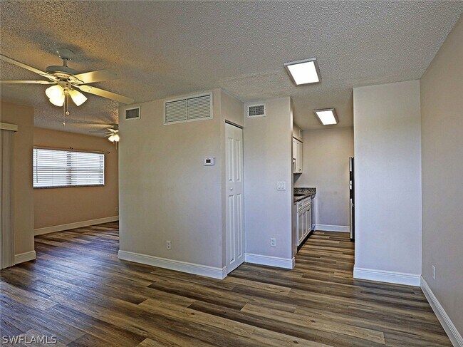Foto del edificio - 5325 Summerlin Rd