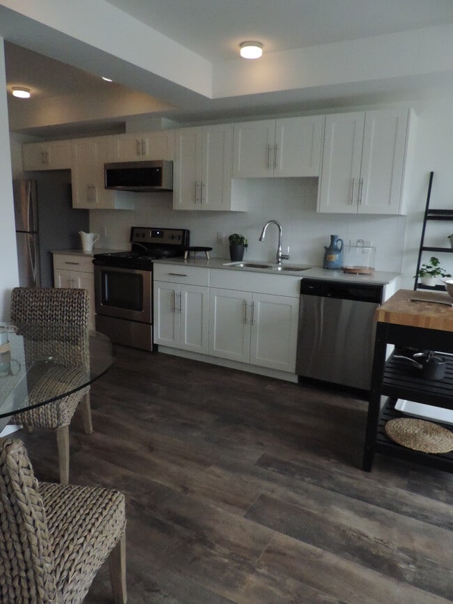 Building Photo - 366 E 3rd St