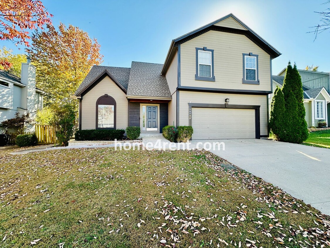 Foto principal - Beautiful Four Bedroom Olathe Home w/ Wood...