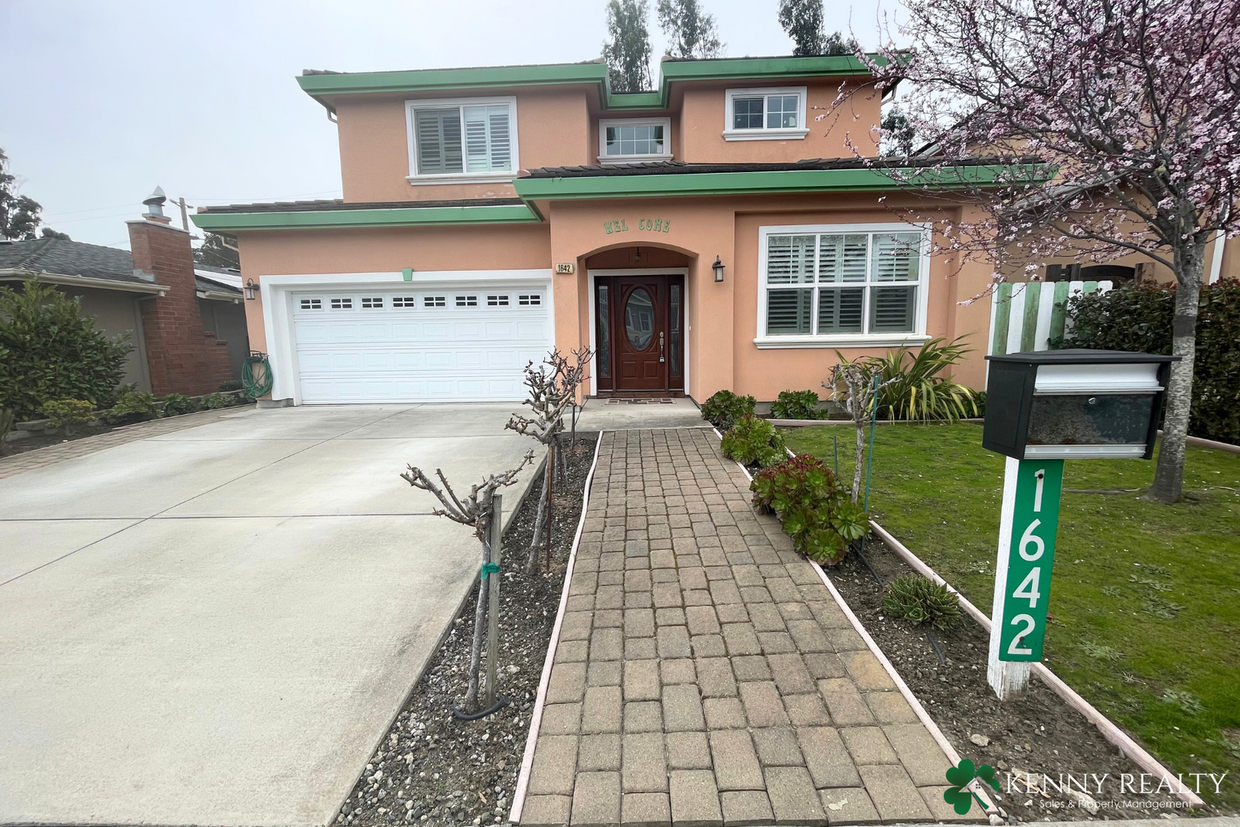 Foto principal - Large 4 Bedroom, 3 Bathroom Home in San Bruno