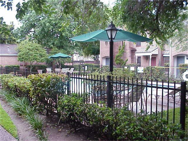 Foto del edificio - 12550 Piping Rock Dr