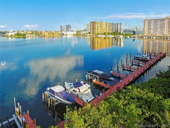 Foto del edificio - 17050 N Bay Rd
