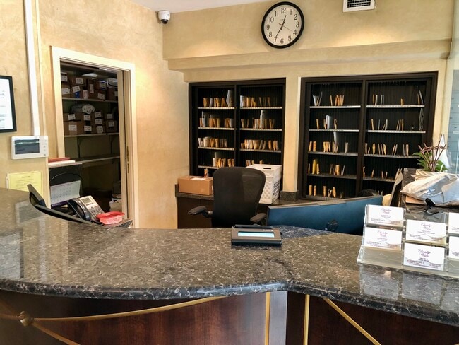 Lobby - 950 25th St NW