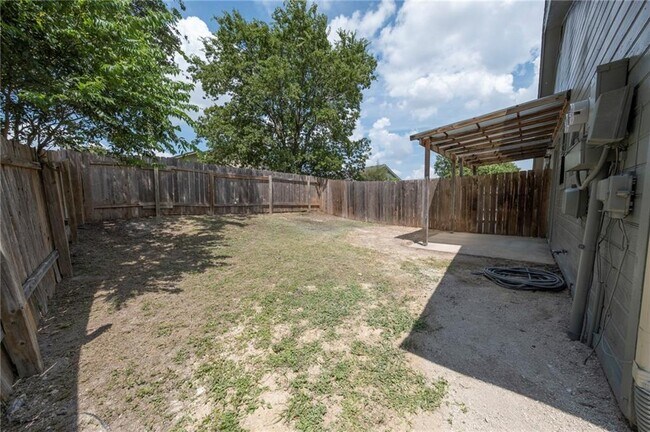 Foto del edificio - 1916 Margalene Way